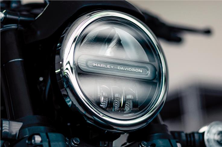 Harley-Davidson logo on the LED DRL bar inside the headlight is a sign of attention to detail.